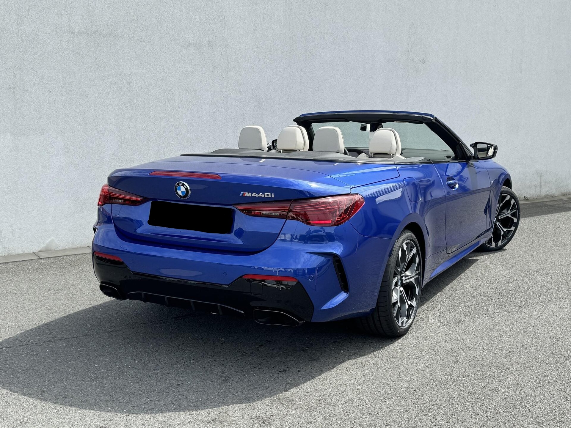 BMW M440i xDrive cabrio | facelift | nové české auto skladem | sportovní stylový cabriolet | luxusní modrá s bílou kůží | super výbava | výhodná cena | ihned k předání | nákup online | AUTOiBUY.com